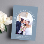 Elegantes Arch Foto Liebe Dankbarkeit Hochzeit Dankeskarte<br><div class="desc">Moderne, staubblaue Hochzeitskarte mit Foto in einem Bogen-Rahmen, umgeben von "Mit Liebe und Dankbarkeit" in eleganter weißer Typografie. Fügen Sie Ihren Vornamen oder verheirateten Namen, Hochzeitstermin und Ort ein. Auf der anderen Seite, personalisieren Sie Ihre Danksagung in der einfachen weißen Typografie, und fügen Sie ein zusätzliches Foto und Ihre Namen...</div>