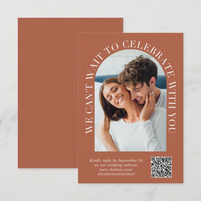 Elegantes Arch Foto QR Code Terracotta Wedding RSVP Karte (Vorne/Hinten)