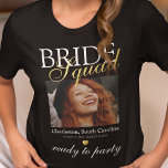 Elegantes Bachelorette Bride Squad Foto T-Shirt<br><div class="desc">Eleganter Junggeselinnen-Abschied-T - Shirt mit einem Bild der Braut,  dem Titel "Brautkommando",  dem Ort,  den Daten,  einem goldenen Herz und dem Sprichwort "bereit zum Party".</div>