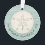 Elegantes Beach Sand Dollar Foto Erstes Weihnachts Ornament<br><div class="desc">Ein fröhlicher Weihnachtsschmuck mit einem Sand-Dollar und einem verwitterten Holzboden für Ihre 1. Weihnachtsfeier. Ideal für Neuvermählte. Lege ein Foto für die Flitterwochen am Strand auf die Rückseite. Personalisieren Sie die Front mit Ihren Namen und das Jahr. Entworfen für Sie von BlackBerry Boulevard.</div>
