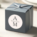 elegantes Beige, moderne Initialen, vielen Dank fü Runder Aufkleber<br><div class="desc">Diese Gastgeschenk Hochzeit-Aufkleber fügen Ihrem besonderen Tag eine personalisierte Touch mit elegantem und einfachem Design hinzu. Mit den Initialen der Braut und des Bräutigams in einem modernen, minimalistischen Schriftart ergänzen diese Aufkleber mühelos jedes Hochzeitstil und eignen sich für alle Jahreszeiten. Die Initialen der Braut werden sorgfältig an der Spitze platziert,...</div>