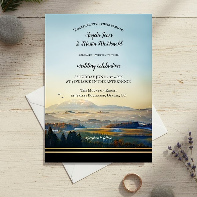 Elegantes Bergpanorama Einladung (Wedding invitation featuring a modern landscape painting of mountains with golden lining)