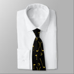 Elegantes Black and Gold Golf Muster Golfer Krawatte<br><div class="desc">Minimales goldenes Muster mit Schlägern,  Bälle und Fahnen für Golfspieler. Geschenk für Golfclub,  Golfer,  Golfspieler,  Team,  Coach. Monochrome goldene moderne trendige Schwarz-Weiß Golf Golfspieler Muster Geschenk Wohngestaltung,  Handtücher,  ...  Eleganter,  klassischer schwarzer Hals-Kragen mit goldenem Golfmuster</div>