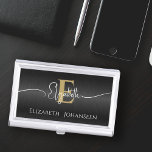 Elegantes Black Brushed Metal Girly Gold Mit Monog Visitenkarten Dose<br><div class="desc">Steigern Sie Ihr Netzwerkspiel mit unserem 'Elegant Black Brushed Metal Girly Gold Mit Monogramm Business Card Case'! Dieses elegante Gehäuse mit einem schwarzen Hintergrund aus gebürstetem Metall, einer kühnen goldenen Monografie und einem schicken weißen, gürtelförmigen Schriftnamen bietet Raffinesse und Personalisierung. Personalisieren Sie es weiter, indem Sie Ihren vollständigen Namen unter...</div>