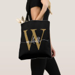 Elegantes Black Gold Girly Personalisiert Mit Mono<br><div class="desc">Girly Modern Simple Elegant Black and Gold Monogram Initial Name Signature Script Custom Personalisiert Tote Bag. Dieses Design mit Ihrem Vornamen in einem hübschen handgeschriebenen Stil Swash Schwanz Schriftart Typografie (oder Kalligrafie) mit Monogramm Erstmaligkeit in Gold und Weiß auf Schwarz. Große Frauengeschenke zum Geburtstag, Hochzeit, Weihnachten, Brautparty, 16 Geburtstagsparty, Junggeselinnen-Abschied...</div>