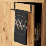 Elegantes Black-Gold-Script-Monogramm  Geschirrtuch<br><div class="desc">Elegante schicke schwarz-goldene Schrift Name monogramm Küchentuch. Sie können den Namen,  das Monogramm personalisieren und den Schriftart und die Farben anpassen,  um Ihr eigenes einzigartiges Design zu erstellen. Entwickelt von Thisisnotme©</div>