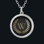 Elegantes Black Laurel Wreath Monogramm Versilberte Kette<br><div class="desc">Diese elegante personalisierte Halskette verfügt über ein goldenes Monogramm aus Imitat,  gerahmt mit einem goldenen Lorbeerkranz auf einem einfachen schwarzen Hintergrund. Entworfen von Susan Coffey.</div>