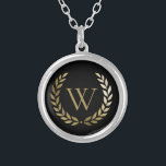 Elegantes Black Laurel Wreath Monogramm Versilberte Kette<br><div class="desc">Diese elegante personalisierte Halskette verfügt über ein goldenes Monogramm aus Imitat,  gerahmt mit einem goldenen Lorbeerkranz auf einem einfachen schwarzen Hintergrund. Entworfen von Susan Coffey.</div>