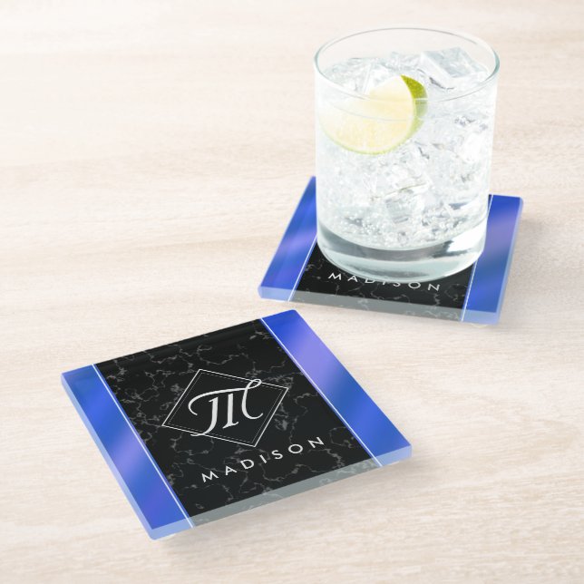 Elegantes Black Marble & Royal Blue Foil Monogramm Glasuntersetzer (Schrägansicht)