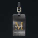 Elegantes Black Metal Gold Monogram, Initialskript Gepäckanhänger<br><div class="desc">Girly Stylish Moderne elegante Black Metal und Gold Monogram Initial Name Script Custom Personalisiert Personalisiert Luggage Bag Tag. Dieses Design mit einem Vornamen in einer hübschen Hand Schwanz-Schriftart-Kalligraphie (oder Typografie) mit Monogramm Initial, Vollname, Adresse-Info in Gold auf schwarzen Imitat mettalic Folie Hintergrund. Diese sind einfach zu anpassen. Stilvolles Frauengeschenk für...</div>