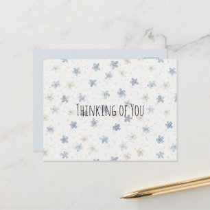 Elegantes Blau Creme Blumen Denken an dich Postkarte