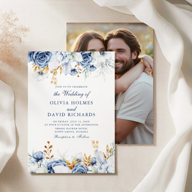 Elegantes Blau- und Goldblumen-Foto Hochzeit Einladung (Elegant Blue and Gold Floral Couple Photo Wedding Invitation on a white elegant fabric)