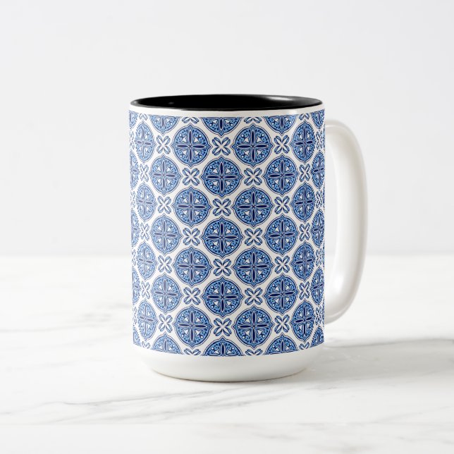 Elegantes blau-weißes marokkanisches Muster  Zweifarbige Tasse (VorderseiteRechts)