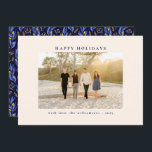 Elegantes blaues botanisches Foto Feiertagskarte<br><div class="desc">Mit diesem Foto "Happy Holidays", das ein gepflegtes und elegantes Frontsystem und ein lebendiges Blumenmuster in Blau und Gold auf der Rückseite bietet, können Sie Ihren Urlaub angenehm genießen. Diese Karte ist perfekt für Weihnachten- und Hanukkah-Feiern geeignet und vereint modernes Design mit festlichem Flair. Ideal, um Ihr beliebtes Foto zu...</div>
