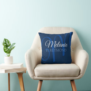 Elegantes, blaues Kissen mit ihrem Namen und ihrem