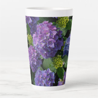 Elegantes blaues lila Magenta grünes Hydrangea Milchtasse