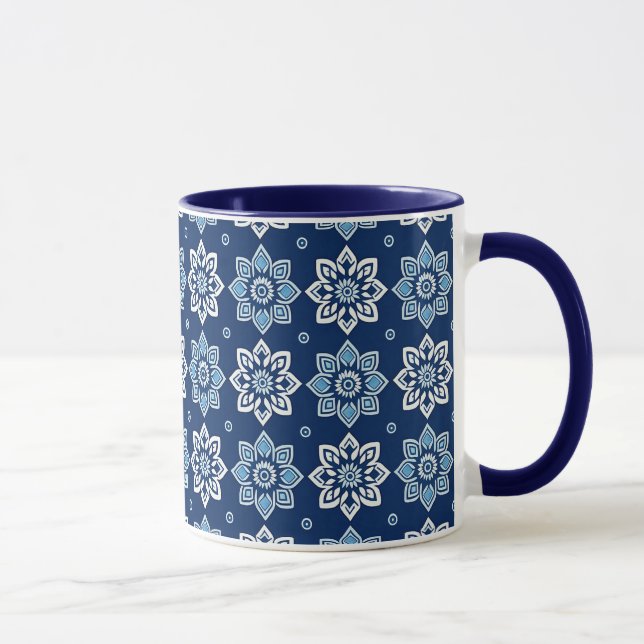 Elegantes blaues Mandala-Blumenmuster Tasse (Rechts)