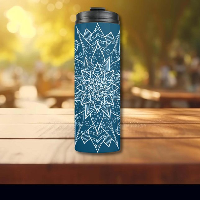 Elegantes blaues Mandala-Blumenmuster  Thermosbecher (Von Creator hochgeladen)