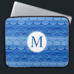 Elegantes blaues Wasserfarben-Ogee-Muster mit Mono Laptopschutzhülle<br><div class="desc">Fügen Sie Ihr Monogramm zunächst zu einem schönen Laptop-Ärmel mit ineinander greifenden Ogeen-Formen, die von dunkelblau bis hellblau und hinten reichen. Im Gegensatz dazu verlagern sich die Konturen der kontinuierlichen S-Kurve von hellblau zu dunkelblau und rückwärts. Die blau-geometrisch gestrichenen Formen wirken angenehm ruhig. Die Pinselstriche fügen den Farben Variationen hinzu....</div>