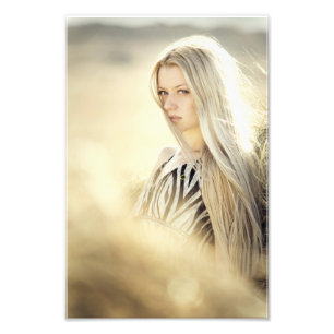 Elegantes Blonde Girl in Weiß und Schwarz Dress Fi Fotodruck