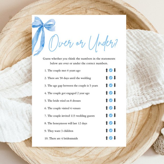 Elegantes Blue Bow Over oder Under Brautparty Game Einladung (Modern Elegant Watercolor Dusty Blue Bow Over or Under Bridal Shower Game)