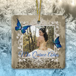 Elegantes Blue Butterfly Quinceanera Weihnachts-Fo Keramikornament<br><div class="desc">Schöne blaue Schmetterlinge personalisiert / Weihnachtsschmuck ist vielseitig für elegante blaue Quinceanera Themen. Blaue Schmetterlinge rund um den dekorativen Rahmen von Foto können leicht verkleinert und auf diesem Gedenkgeschenk neu positioniert werden. Ein Vintager grüner,  beiger,  brauner Sake zu Weihnachten oder zum 15. Geburtstag.</div>