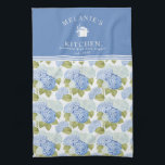 Elegantes Blue Hydragea Blume Muster Monogramm Geschirrtuch<br><div class="desc">Fügen Sie Ihrer Küche eine personalisierte Touch mit diesem eleganten Handtuch mit einem wunderschönen blauen Hydrangea-Blumenmuster und einem individuellen Monogramm hinzu. Es ist perfekt für den Alltag,  für die Hauswärmung Geschenke oder besondere Anlässe geeignet und kombiniert Stil und Funktionalität,  um jede Küchendekoration zu verbessern.</div>