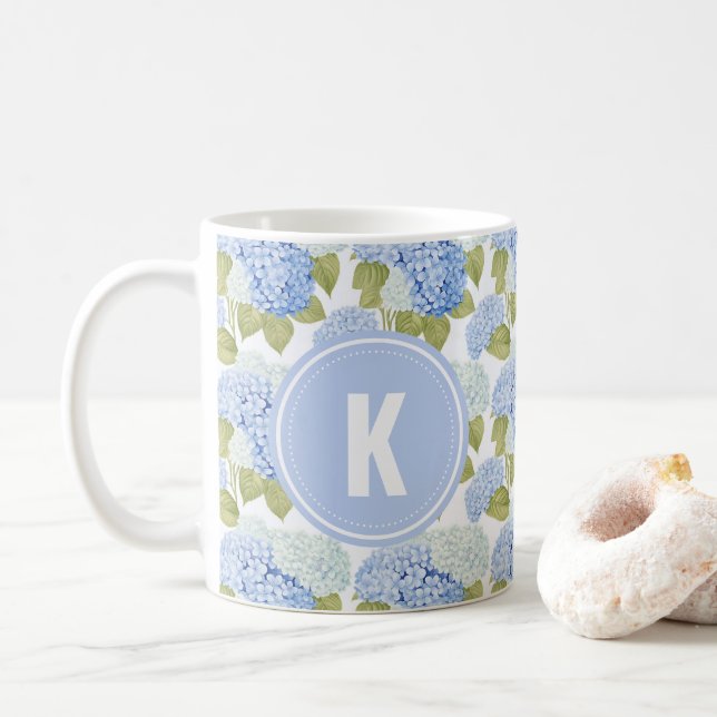 Elegantes Blue Hydragea Blume Muster Monogramm Kaffeetasse (Mit Donut)