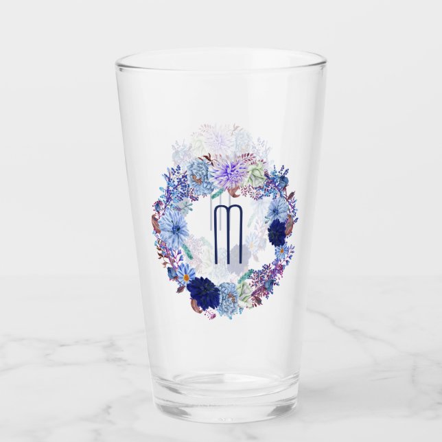 Elegantes Blue Mum Floral Wreath Monogramm Glas (Vorderseite)