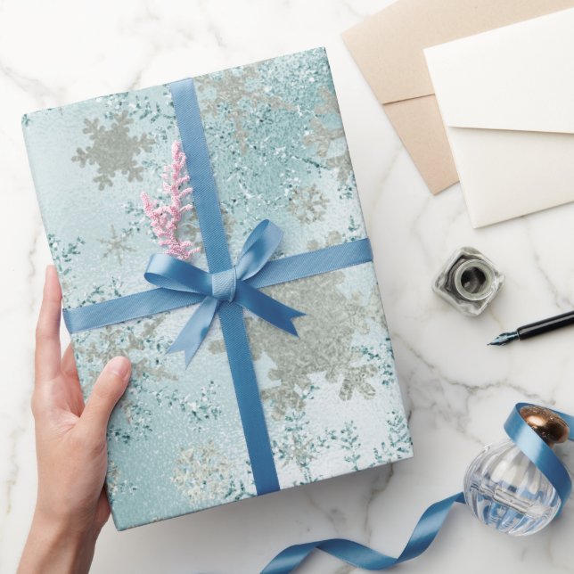 Elegantes Blue Silver Christmas Snowflake Muster Geschenkpapier (Schenken)