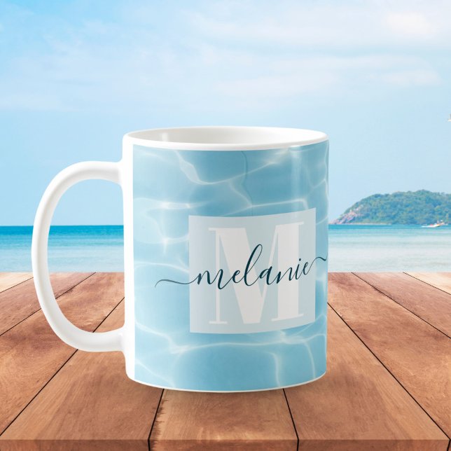 Elegantes Blue Swimming Monogram Script Kaffeetasse (Von Creator hochgeladen)