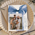 Elegantes Blue Watercolor Bow 3 Foto Feiertagskarte<br><div class="desc">Feiern Sie die Saison mit dieser eleganten Weihnachtskarte mit einem atemberaubenden blauen Wasserfarbenbogen vor weißem Hintergrund. Personalisieren Sie das Design, indem Sie Ihr vertikales Foto in einem einzigartigen Offset-Layout hinzufügen. Ihr Urlaubsgruß wird in klassisch blauer Serifenschrift gezeigt, begleitet von Ihrem Familiennamen in einem eleganten, handgeschriebenen Skript. Mit Platz für zwei...</div>