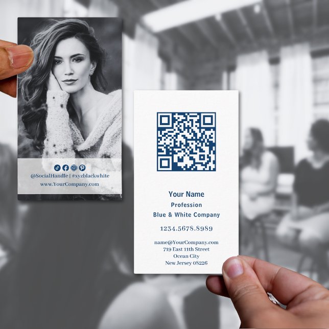 Elegantes Blue & White Portrait Visitenkarte (Elegant Blue & White Portrait Business Card with QR code and Photo)