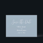 Elegantes Blue & White Script Save the Date<br><div class="desc">Einfache,  moderne,  helle Maisblume Blau & Weiß "Save the Date" Karte. Namen werden in elegantem,  weißem Skript gemacht. Ideal für die Frühjahr-,  Sommer-,  Herbst- oder Winterhochzeit.</div>