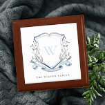 Elegantes Blue Wildblume Watercolor Monogram Erinnerungskiste<br><div class="desc">Pastel Wildblume Aquarellkollektion - eine elegante Aquarellfarben Illustration der Aquarelle mit zarten Wildblumen mit moderner minimaler Touch. Ideal für Ihre moderne Blumenhochzeit & Partys. Es ist sehr einfach, mit Ihren persönlichen Daten zu personalisieren. Wenn Sie ein anderes passendes Produkt oder eine Anpassung benötigen, wenden Sie sich bitte per E-Mail an...</div>