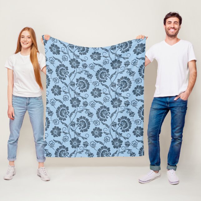 Elegantes Blumenmuster auf hellblauem Hintergrund Fleecedecke (Beispiel)