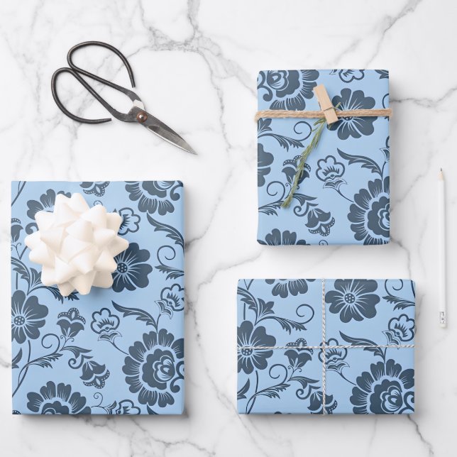 Elegantes Blumenmuster auf hellblauem Hintergrund Geschenkpapier Set (Vorderseite)