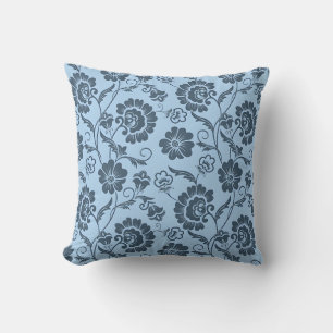 Elegantes Blumenmuster auf hellblauem Hintergrund Kissen