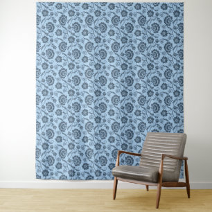 Elegantes Blumenmuster auf hellblauem Hintergrund Wandteppich