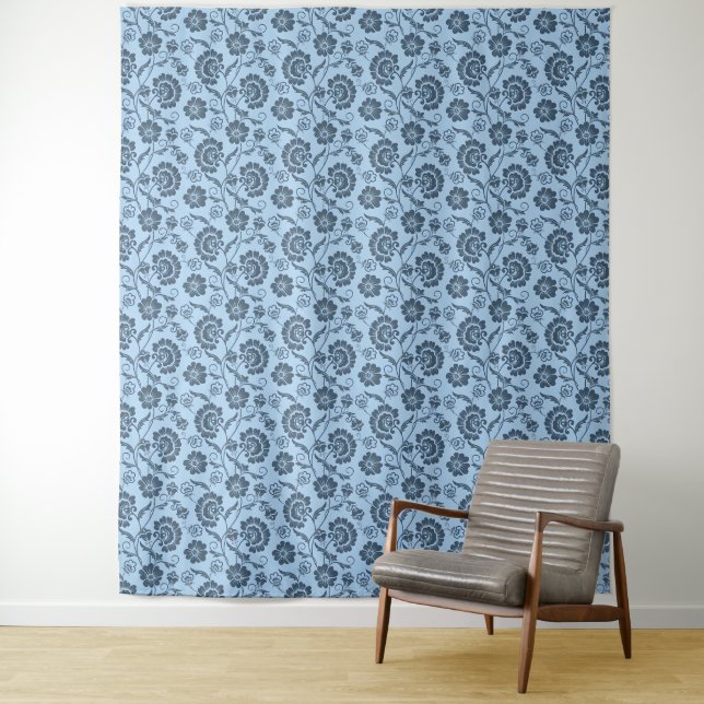 Elegantes Blumenmuster auf hellblauem Hintergrund Wandteppich (Beispiel)