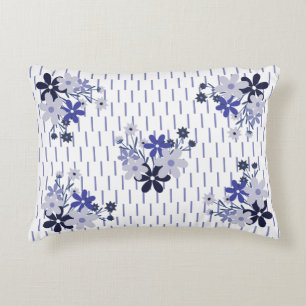 Elegantes Blumenmuster blau lila violett Dekokissen