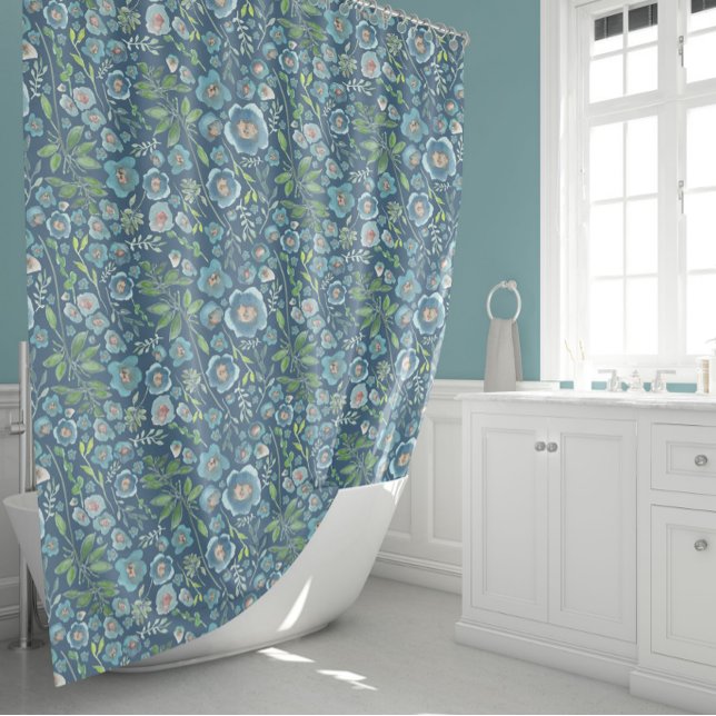 Elegantes Blumenmuster Duschvorhang (Elegant Blue Green Watercolor Floral Pattern Shower Curtain from Studio Posies.)