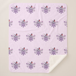 Elegantes Blumenmuster lila violett grau Sherpadecke