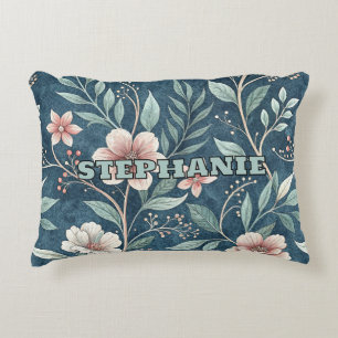 Elegantes Blumenmuster mit rosa und cremefarbenen Dekokissen