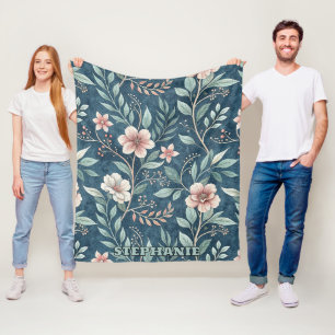 Elegantes Blumenmuster mit rosa und cremefarbenen  Fleecedecke