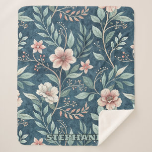 Elegantes Blumenmuster mit rosa und cremefarbenen  Sherpadecke