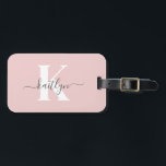 Elegantes Blush Pink Gray Script Monogram Gepäckanhänger<br><div class="desc">Dieses schlichte, elegante, rosa Gepäckanhänger mit Ihrem Vornamen in einem trendigen Script-Schriftart in Grau und Ihre erste Initiale in einem modernen, weiß gestrichenen Schriftart mit Kappe auf der einen Seite und ein Kartenschlitz für Ihren Namen, Ihre Adresse und Telefonnummer auf der anderen Seite würden auf Ihren Koffern fantastisch aussehen. Es...</div>