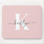 Elegantes Blush Pink Gray Script Monogram Mousepad<br><div class="desc">Dieses schlichte,  elegante Rosa Mousepad mit Ihrem Vornamen in einem trendigen Script-Schriftart in Grau und Ihrem ersten Start in einem modernen Kappe-Schriftart in Weiß ist perfekt für Ihr Büro/Ihren Schreibtisch. Es ist stilvoll und trendig und dennoch sehr klassisch.</div>