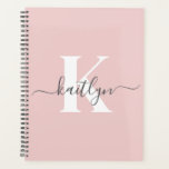 Elegantes Blush Pink Gray Script Monogram Planer<br><div class="desc">Dieser schlichte, elegante, rosa 8, 5 x 11 weiche Planer mit Ihrem Vornamen in einem trendigen Script-Schriftart in Grau und Ihre erste Initiale in einem modernen Kappe-Schriftart in Weiß ist perfekt für Sie. Es ist stilvoll und trendig und dennoch sehr klassisch. Es wird behaltend Termine, Treffen, Termine, Hausaufgaben leicht zu...</div>