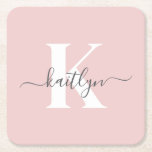 Elegantes Blush Pink Gray Script Monogram Rechteckiger Pappuntersetzer<br><div class="desc">Diese schlichten, eleganten, rosa quadratischen Untersetzer mit Ihrem Vornamen in einem trendigen Script-Schriftart in Grau und Ihrem ersten Einstieg in einen modernen Schriftart in Weiß sind ideal, um Tische und Schalter frei von Wasserringen behalten. Sie nehmen Tröpfchen auf, damit Sie sich keine Sorgen machen müssen, wenn Sie unterhalten oder einen...</div>